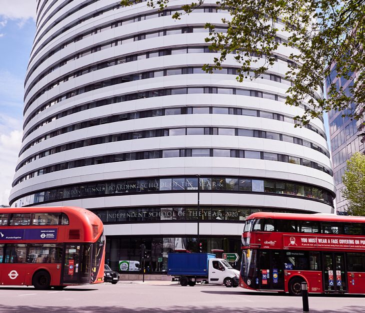 Los autobuses rojos de Londres pasan por el DLD College London