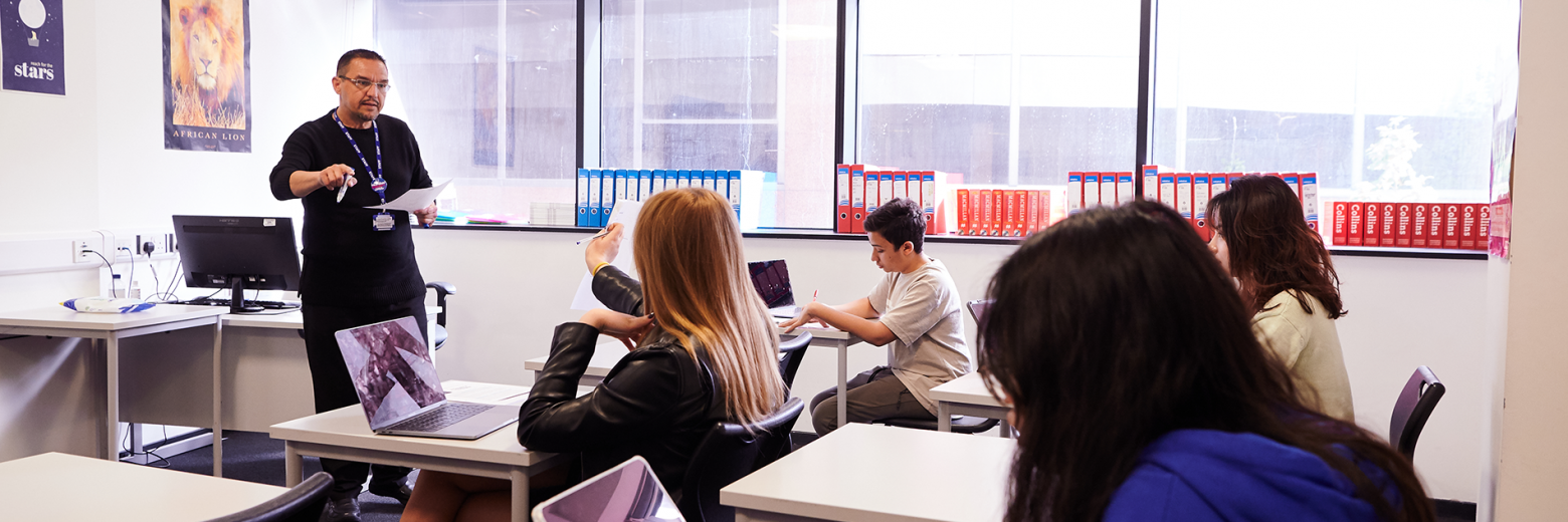 Profesor y alumnos en clase de inglés GCSE