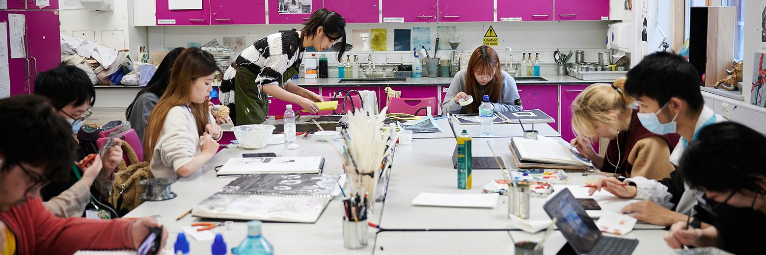 Clase de arte en el Abbey College de Cambridge