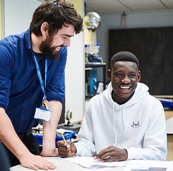 Estudiante y profesor en la clase de la Fundación en Abbey College Manchester