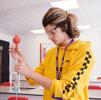 Estudiante en clase de GCSE en el DLD College de Londres