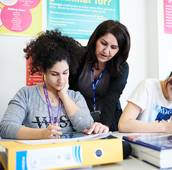 Profesor y alumno en clase de preparación académica en el DLD College de Londres