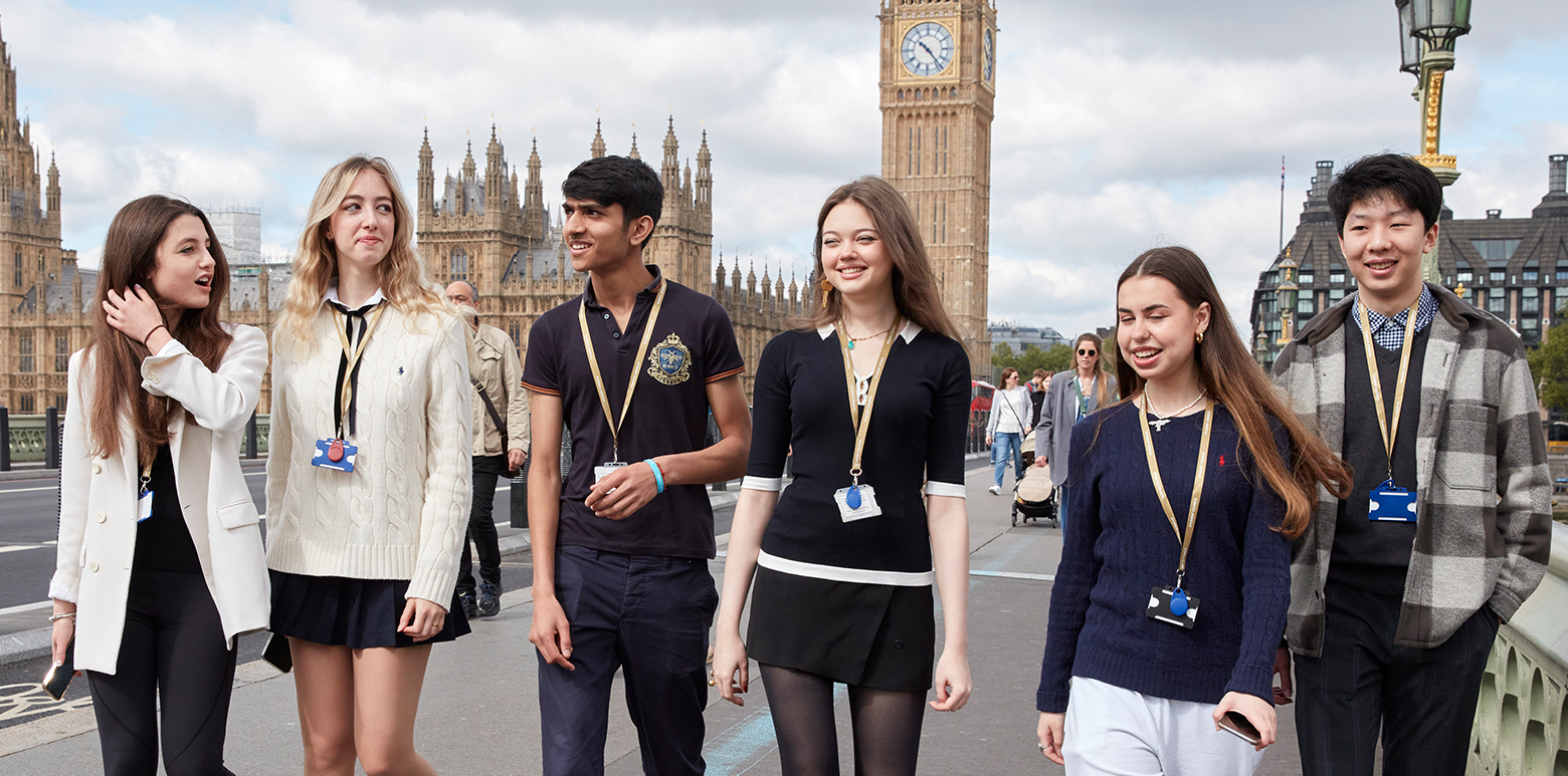 دانش اموزان Abbey DLD در حال قدم زدن در پل وست مینستر، لندن
