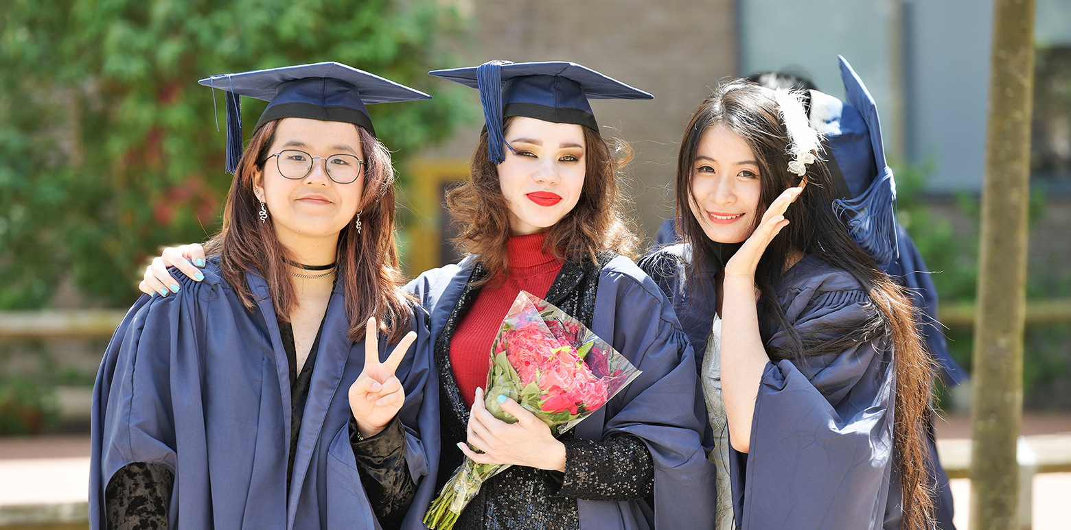 Estudiantes que se gradúan en el grupo de colegios Abbey DLD