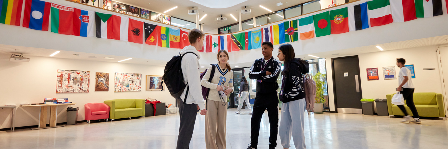 Estudiantes hablando en el atrio del DLD College London