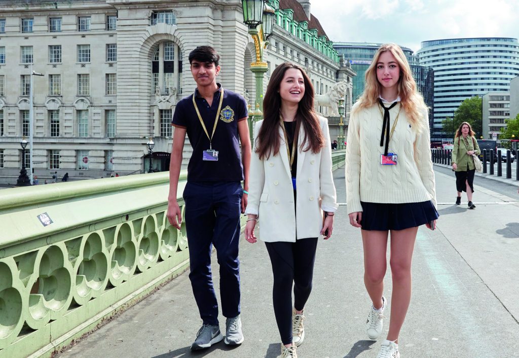Estudiantes paseando por el exterior del DLD College de Londres