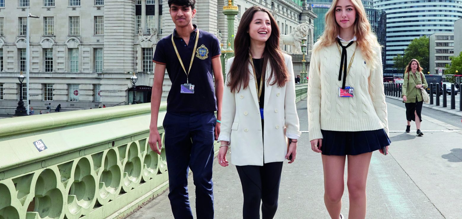 伦敦 DLD 学院外散步的学生
