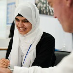 Mujer Estudiante En Tutorial En Abbey College Manchester