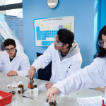 Estudiantes trabajando en el laboratorio de ciencias del Abbey College de Manchester