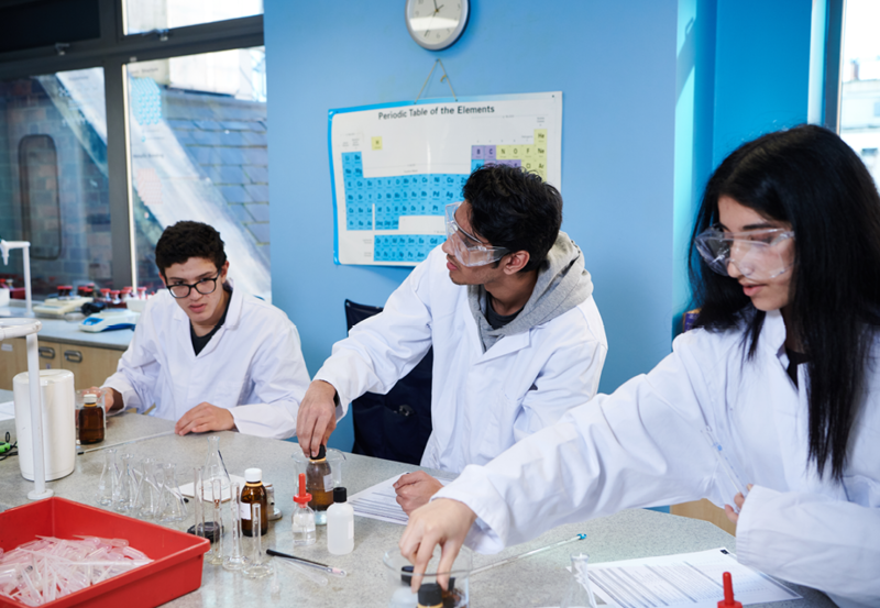 Estudiantes trabajando en el laboratorio de ciencias del Abbey College de Manchester