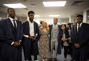 Estudiantes nigerianos que se gradúan en el Abbey College de Cambridge en 2021