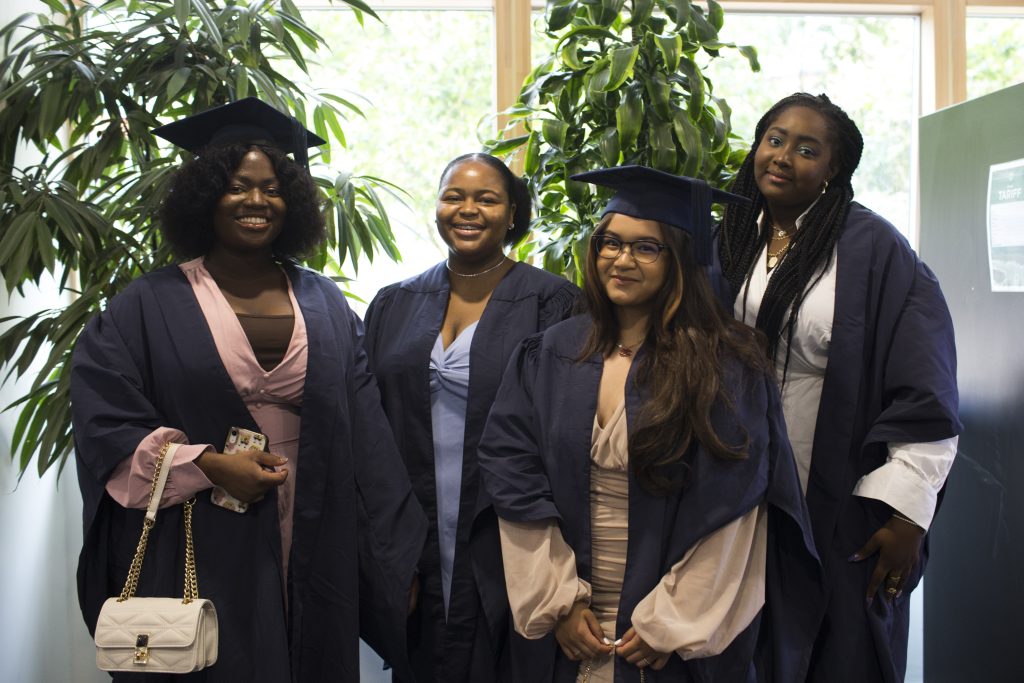 Alumnas nigerianas que se gradúan en el Abbey College Camabridge 2021