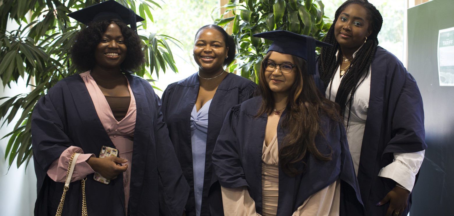 Alumnas nigerianas que se gradúan en el Abbey College Camabridge 2021