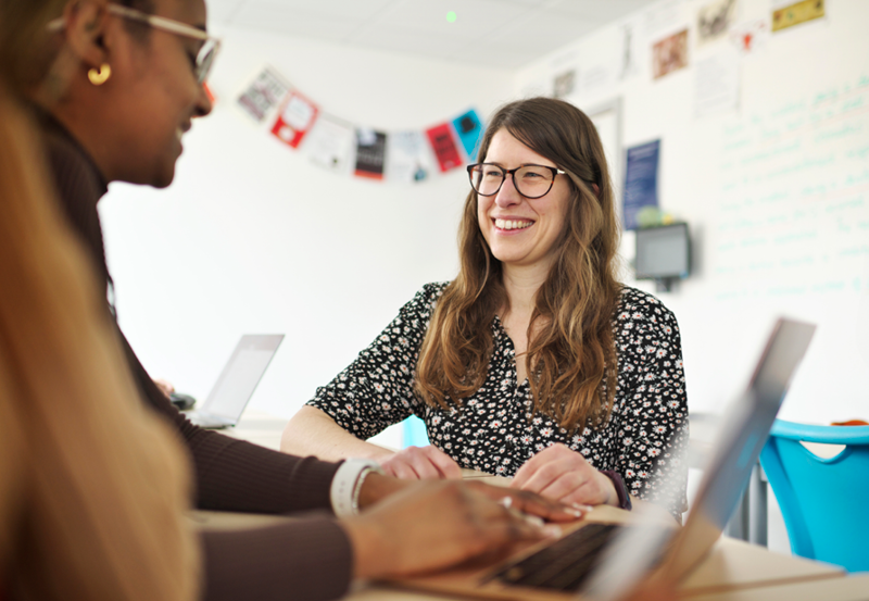 Profesora y alumna trabajando en un aula británica