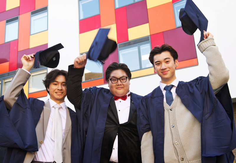 Estudiantes que se gradúan en el Abbey College de Cambridge