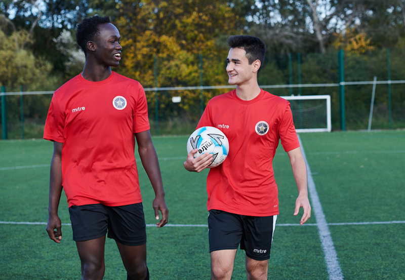 Estudiantes jugando al fútbol en el Abbey College de Manchester