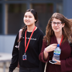 الطلاب يسيرون عبر الفناء بين الدروس في Abbey College Cambridge