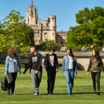 دانش اموزان پیاده روی در مرکز شهر کمبریج