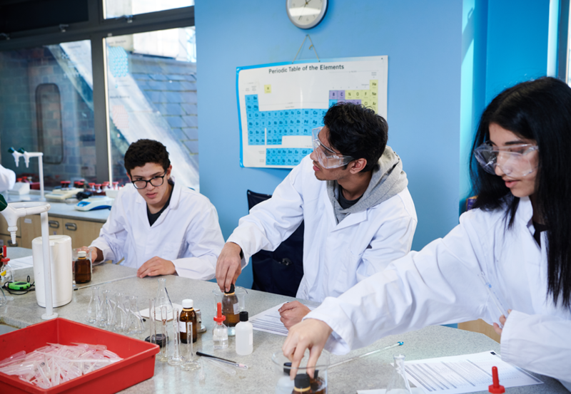 Студенты работают в классе естественных наук в Эбби-колледже Манчестера