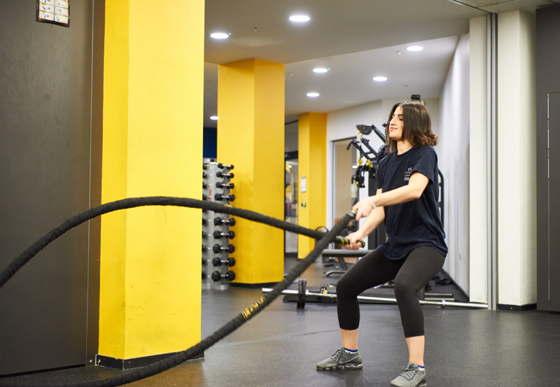 Estudiante haciendo ejercicio en el gimnasio de la universidad