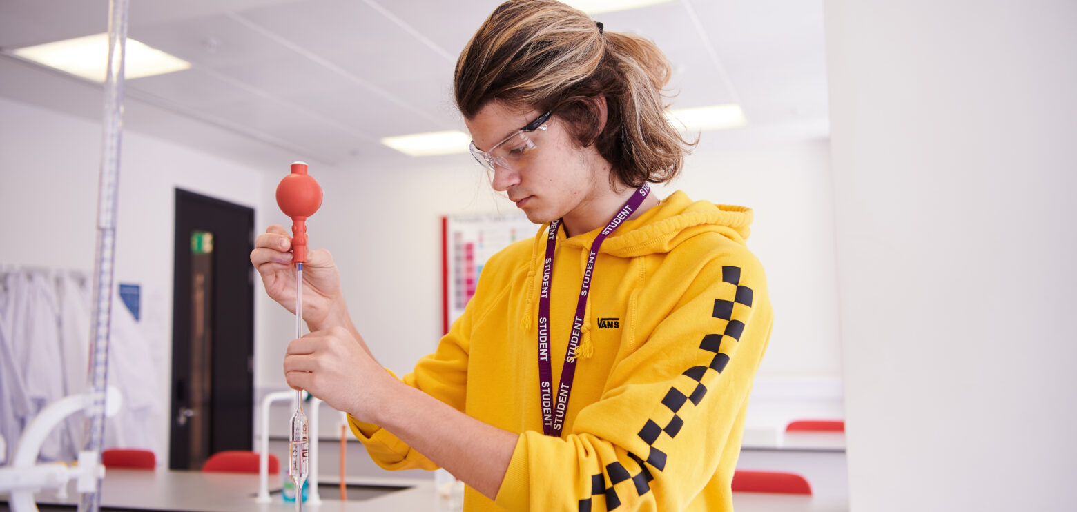 Estudiante realizando una valoración en el laboratorio de química.