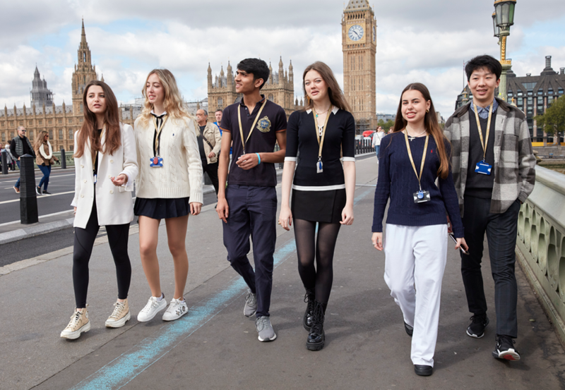 Des étudiants d’Abbey DLD traversant le Westminster Bridge à Londres